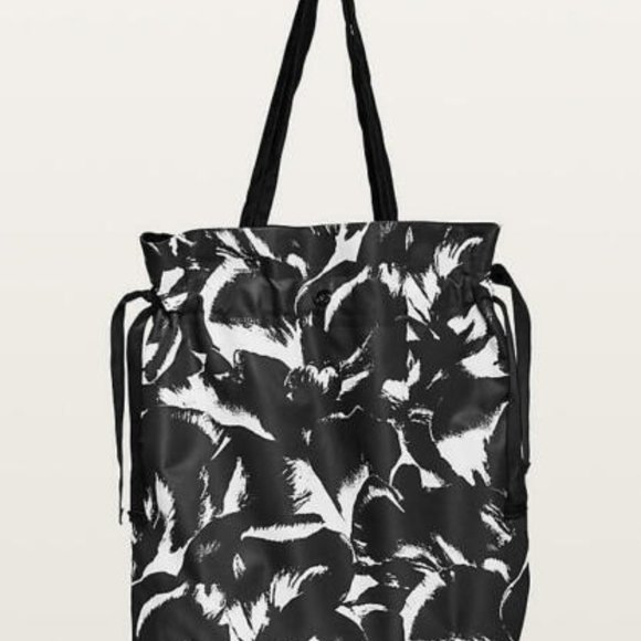 Lululemon EASY AS SUNDAY TOTE NWT midi flower pop